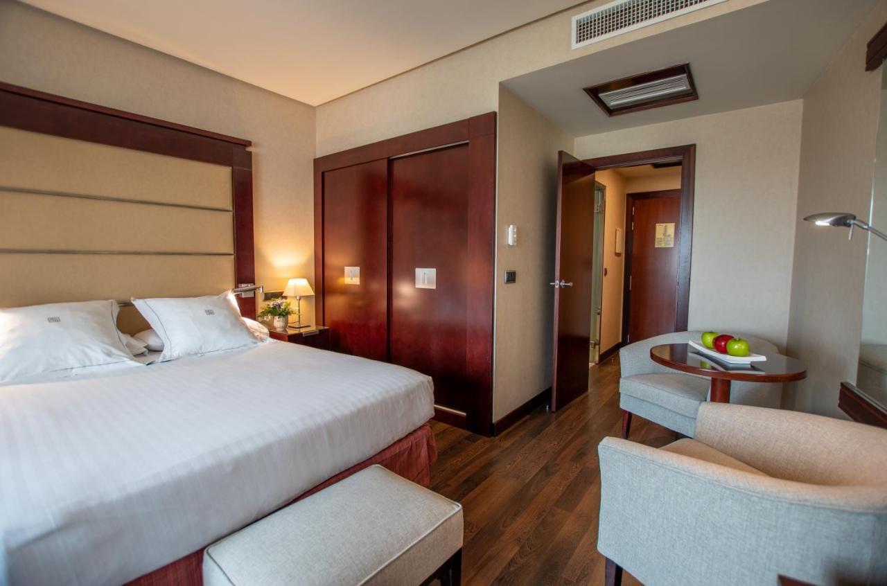 Hotel Andalucia Center Granada Luaran gambar